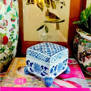 Vintage Chinese Chinoiserie square footed ceramic trinket box, blue & white.